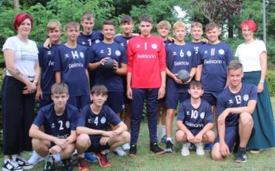 Fielmann schenkt Handballjugend neuen Trikotsatz